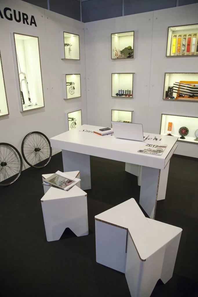 cardboard-stand-carton-unibike-smileriding-plegble-arquitectura-efimera