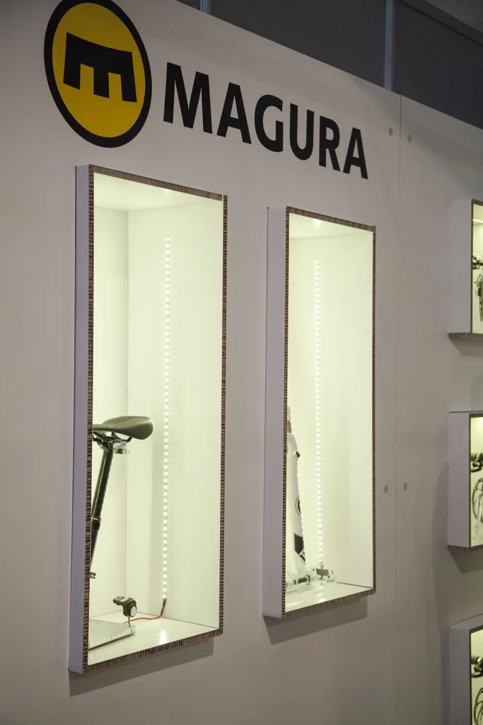 cardboard-stand-cubos-estanteria-arquitectura-efimera-unibike_21_11zon