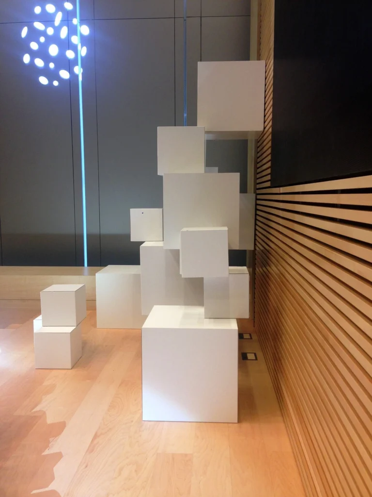 decoración-con-cubos-de-cartón-evento-corporativo