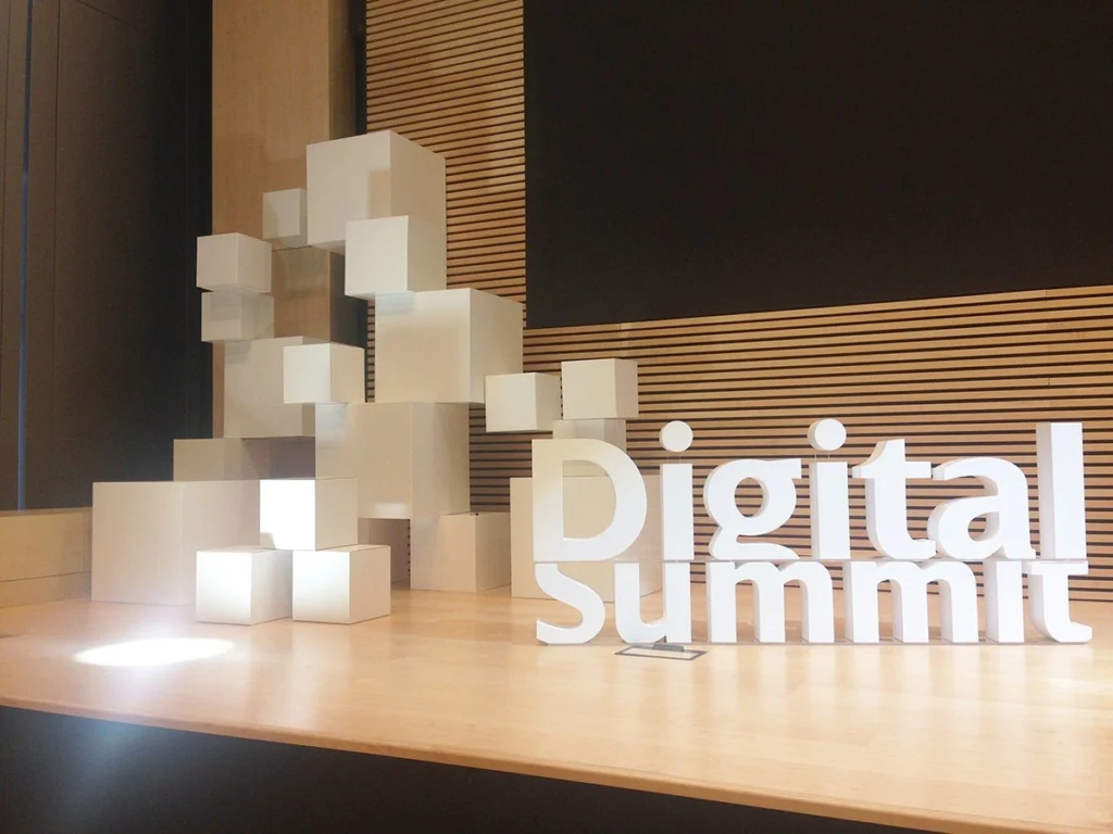 decoración-con-cubos-de-cartón-evento-corporativo-madrid