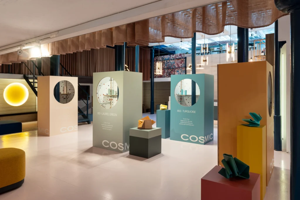 Vista general de casetas hechas con expositor de cartón para presentar producto