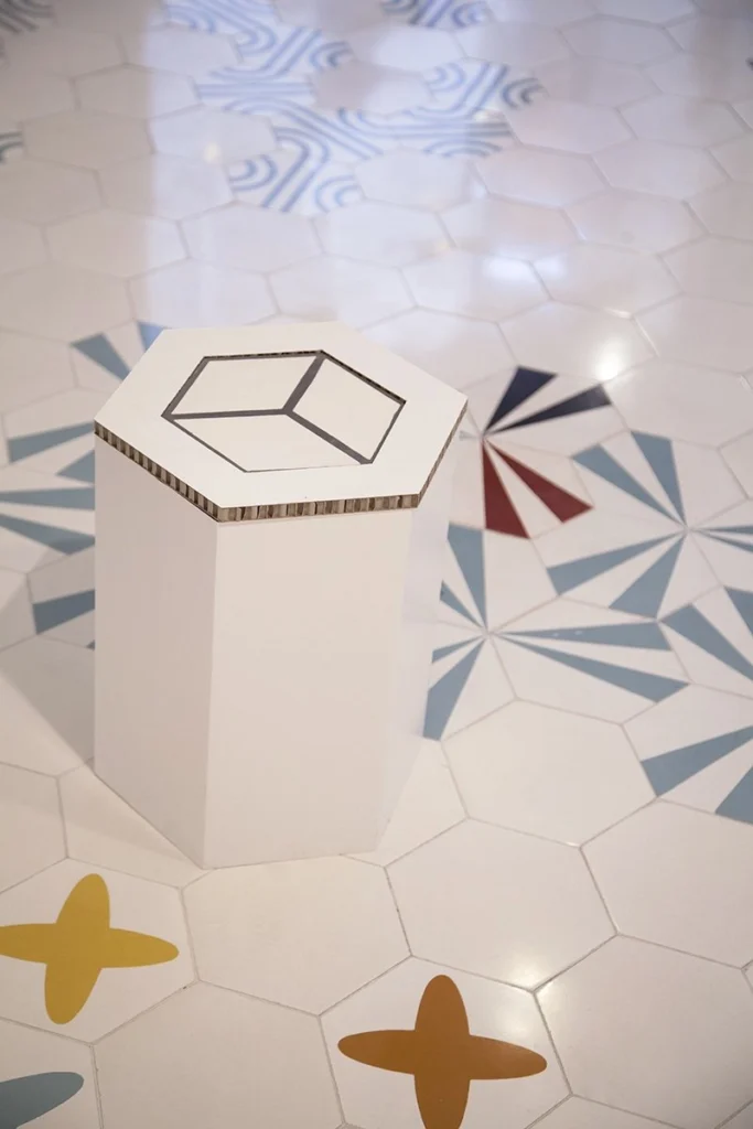 display-cartón-hexagonal-plegable-modular-mosaista
