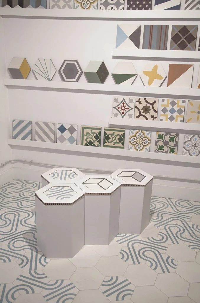 display-cartón-hexagonal-plegable-mosaico