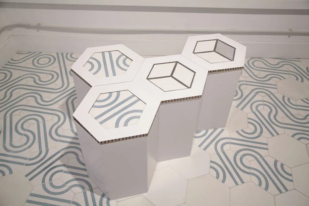 display-cartón-plegable-hexagonal-mosaico