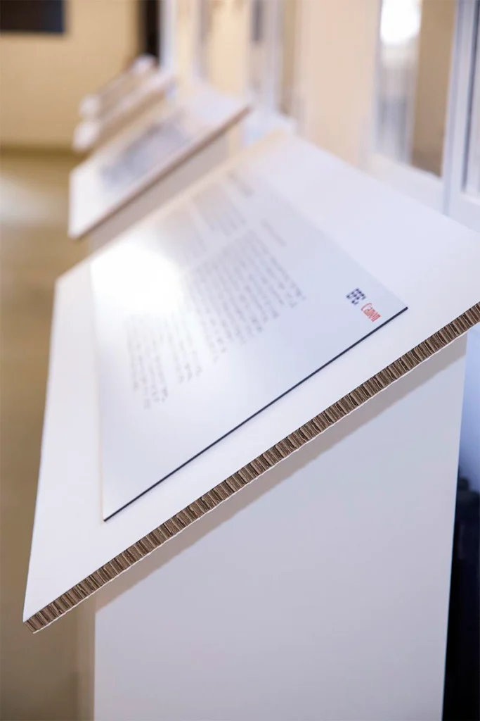 display-de-cartón-para-exposiciones-canto-material-premium