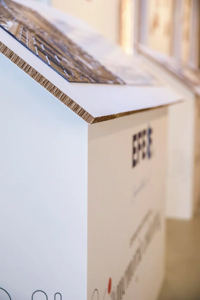 display-de-cartón-para-exposiciones-extra-premium-material