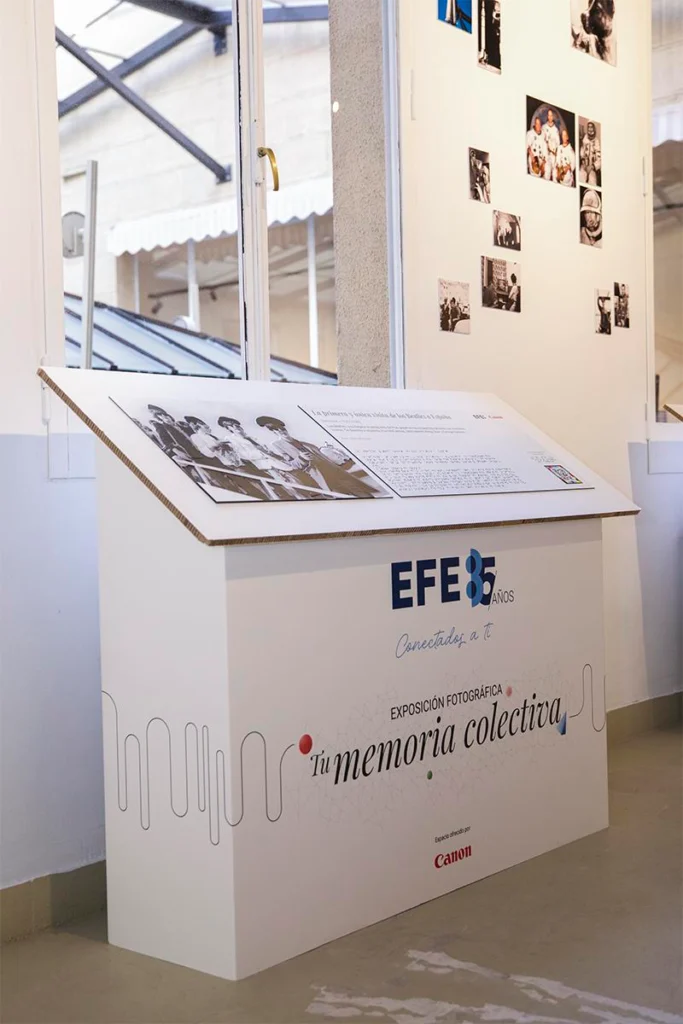 display-de-cartón-para-exposiciones-plegable