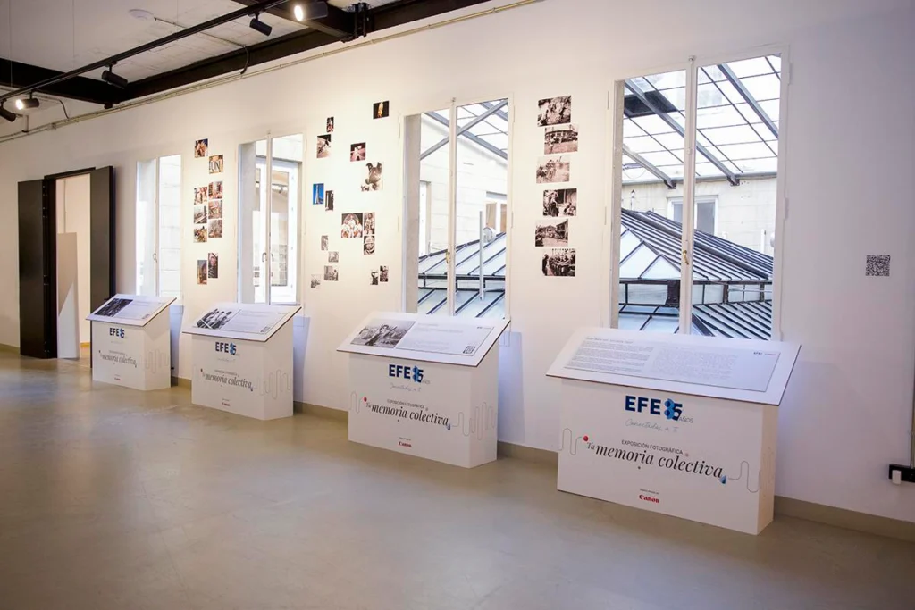 display-de-cartón-para-exposiciones-plegables