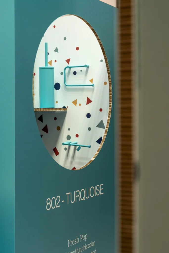 Detalle del expositor de cartón con círculo troquelado y productos presentados en su interior