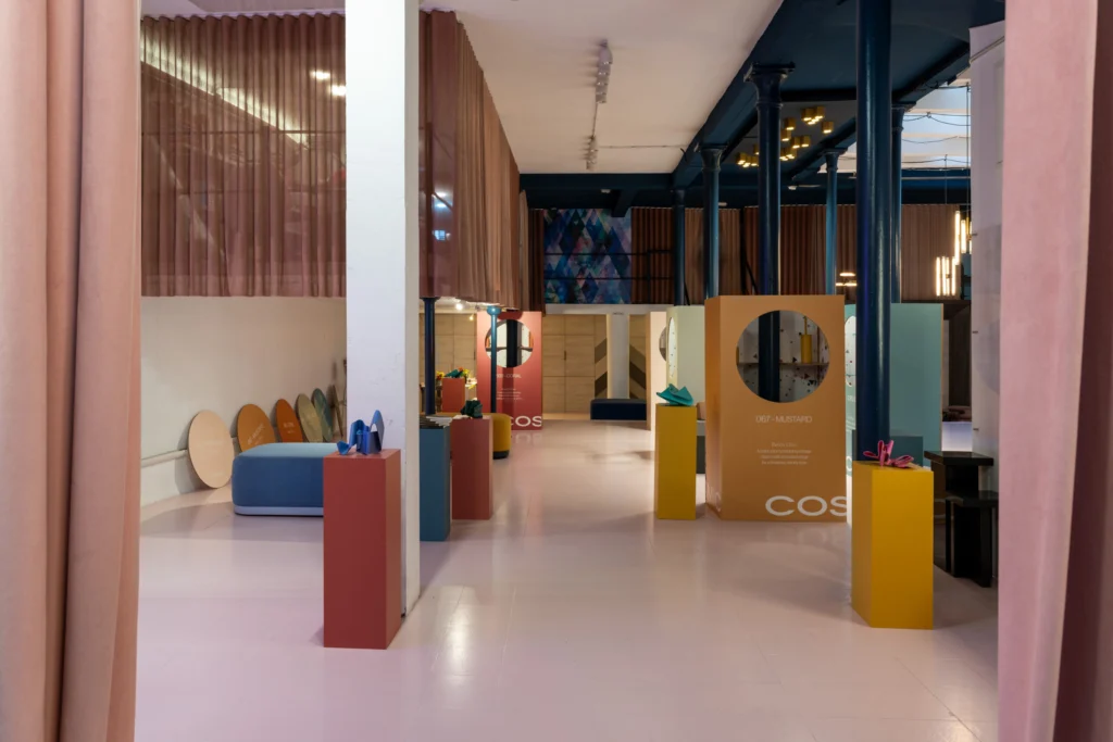 Vista general de expositores de cartón y peanas con piezas de cerámica expuestas