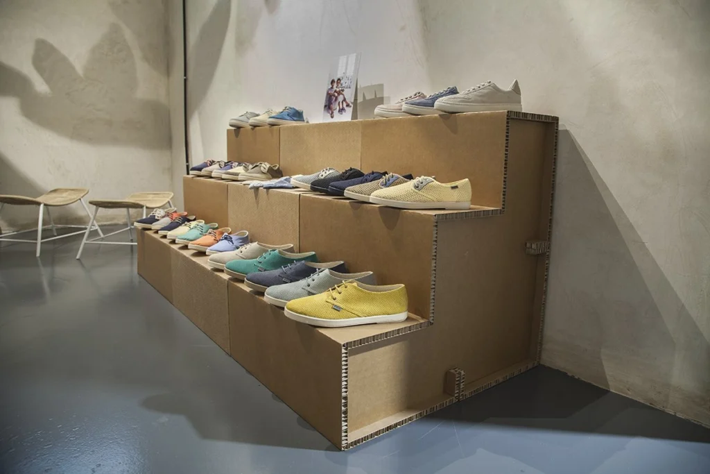 expositor-calzado-carton-barquet-plegable-ecologico