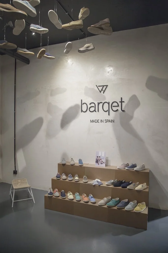 expositor-calzado-carton-ecologico-plegable-barquet