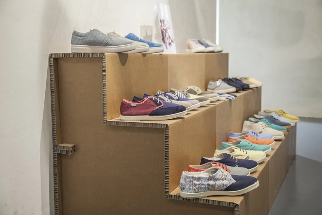 expositor-calzado-cartón-ecológico-plegable-barquet