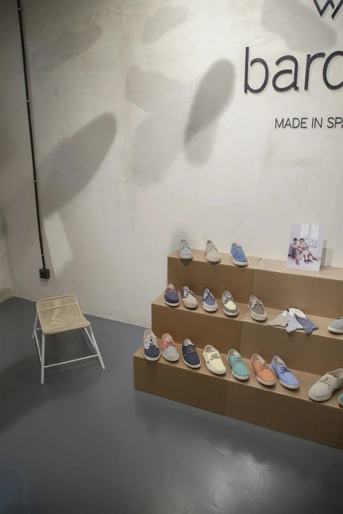 expositor-calzado-cartón-plegable-barquet-ecologico