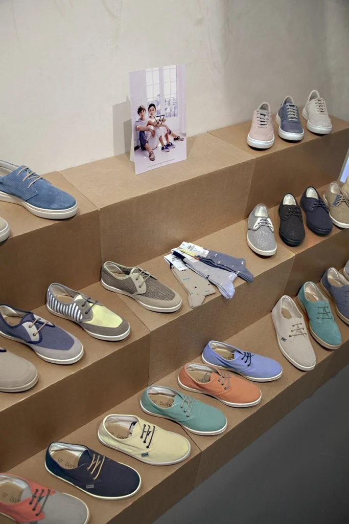 expositor-calzado-cartón-plegable-ecologico-barquet