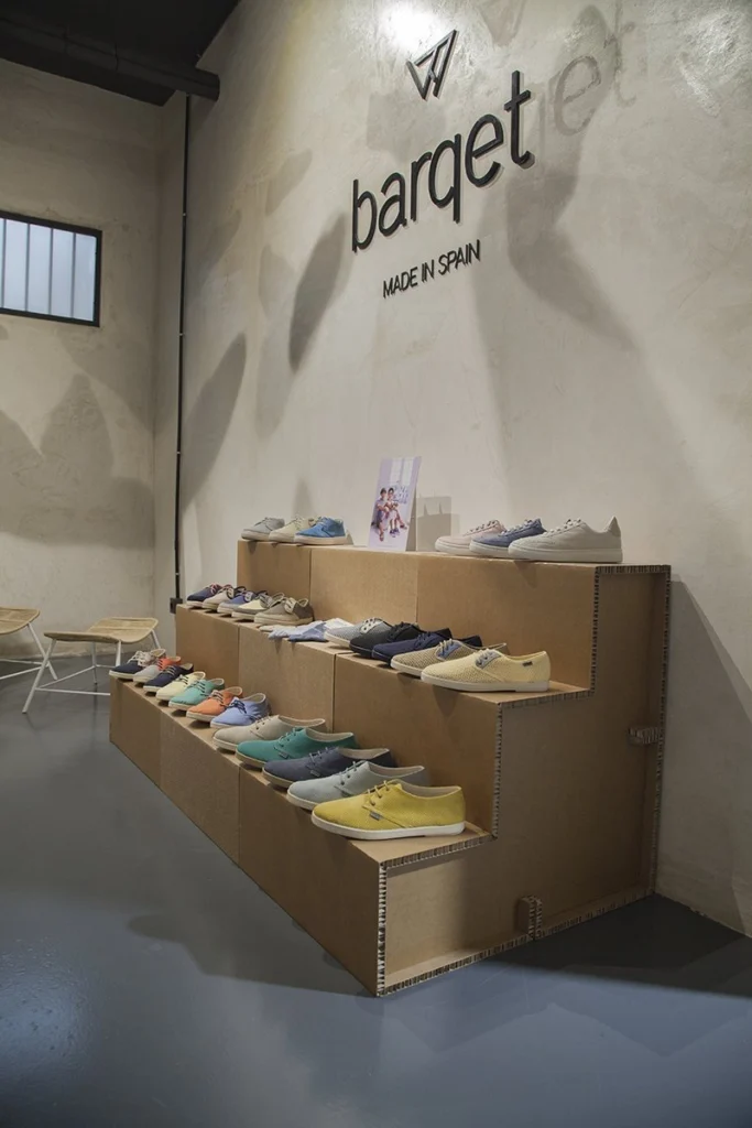 expositor-calzado-cartón-plegable-ecologico-kraft-barquet