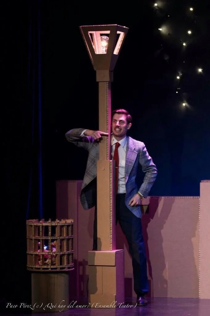 Escenografía de cartón para Ensamble Teatro con farola, papelera y muro practicable