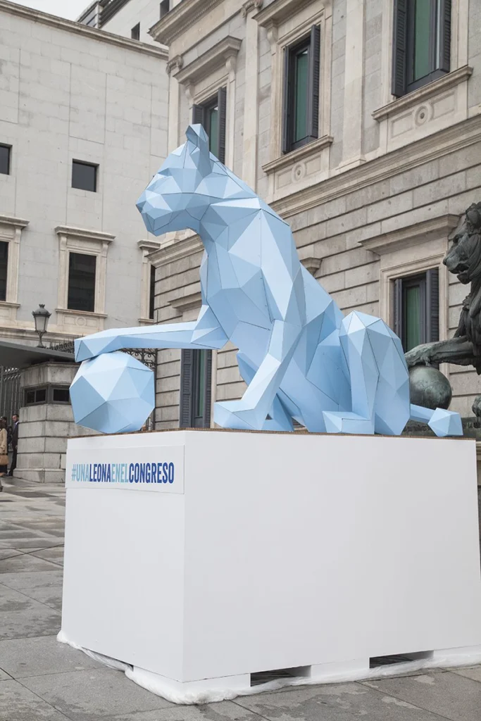 leona-de-cartón-en-el-congreso-cardboard-animal