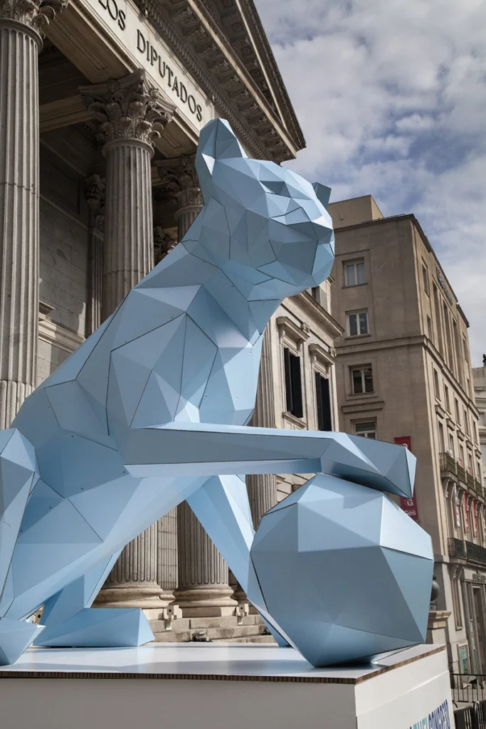 leona-de-cartón-en-el-congreso-cardboard-lion-lowpoly