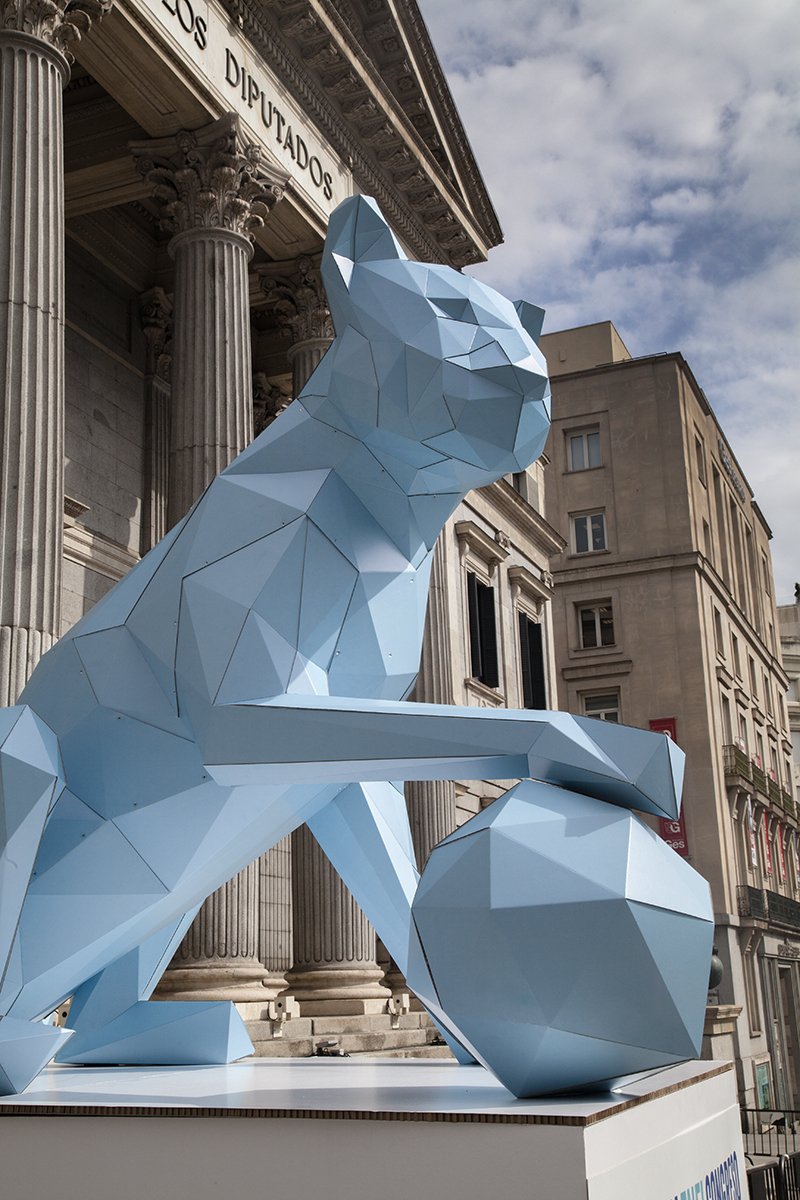 leona-de-cartón-en-el-congreso-cardboard-lion-lowpoly
