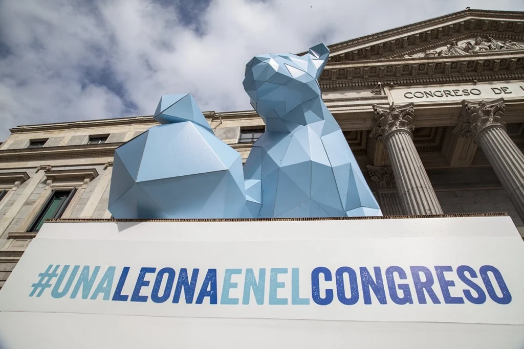 leona-de-cartón-congreso-cardboard-lowpoly-animal