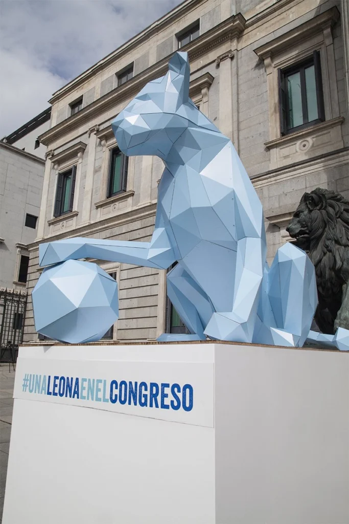 leona-de-cartón-congreso-diputados