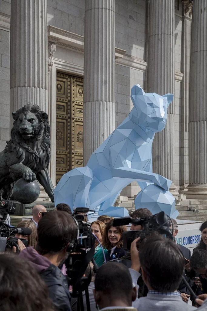 leona-de-cartón-congreso-lion-cardboard