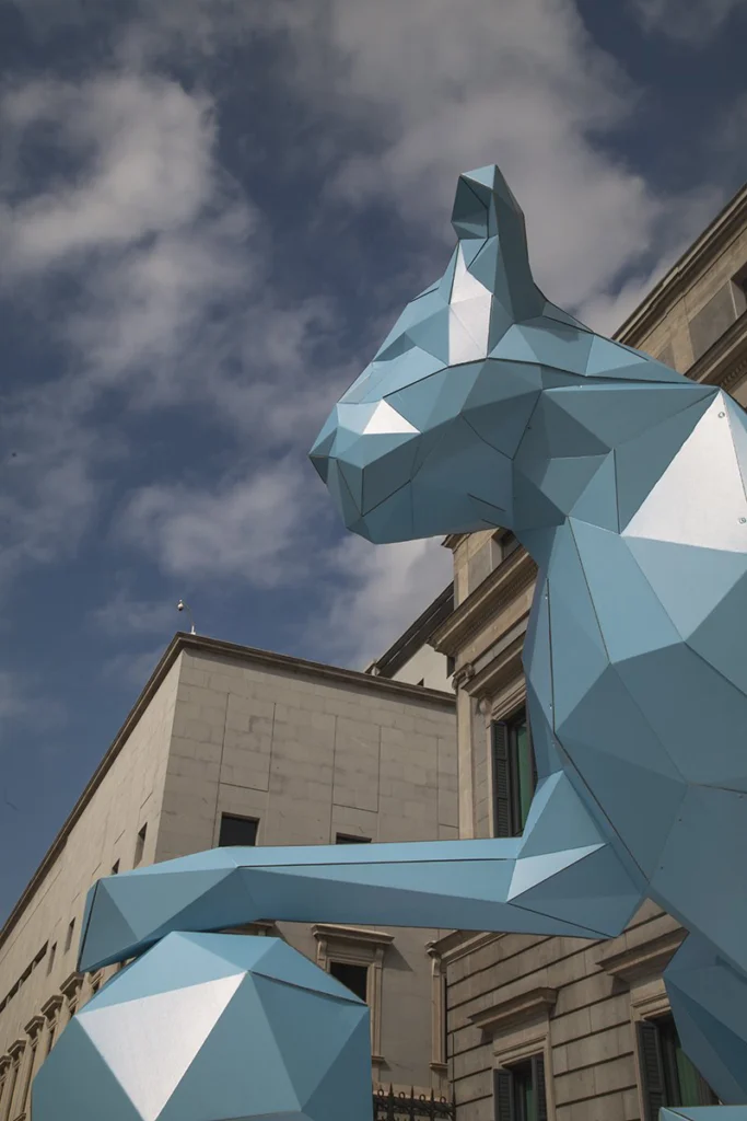 leona-de-cartón-congreso-lowpoly-cardboard-lion