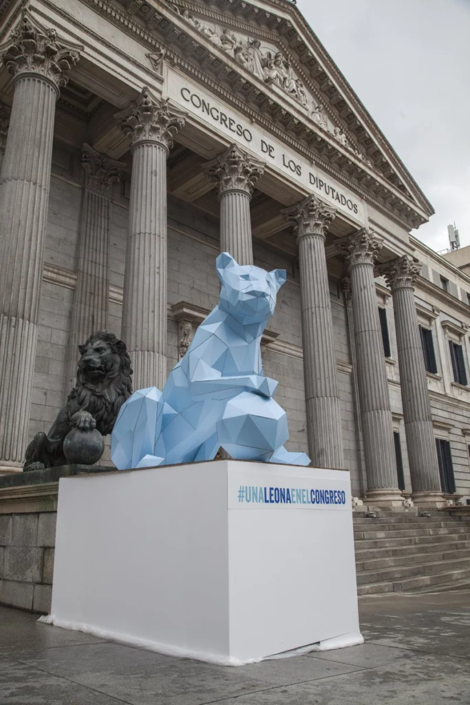 leona-decartón-congreso-cardboard-lion-lowpoly