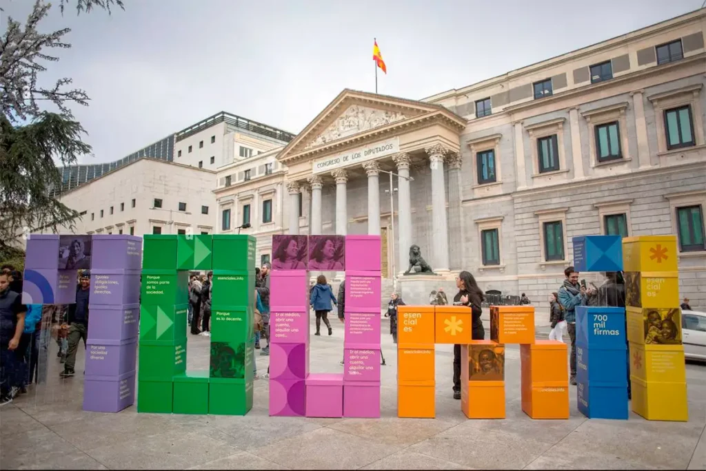 Letras corpóreas con cubos de cartón diseñadas para evento congreso diputados