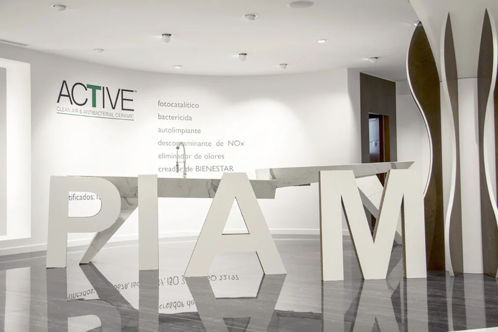 Logotipo corpóreo de cartón para exposición de PIAM