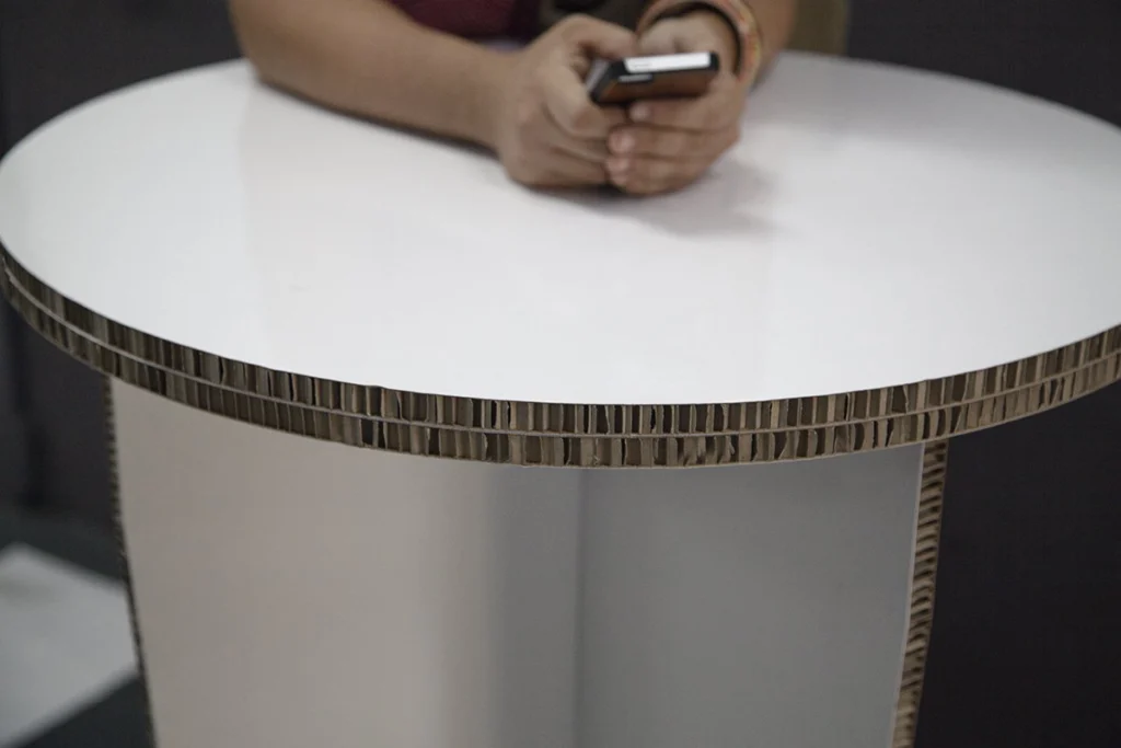 MESA-ALTA-CARTON-EVENTOS-STAND-PLEGABLE-ECOLOGICA-