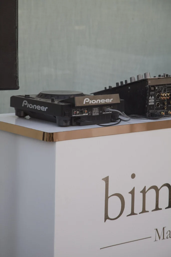 mostrador-de-cartón-para-ferias-y-eventos-dj-mesa