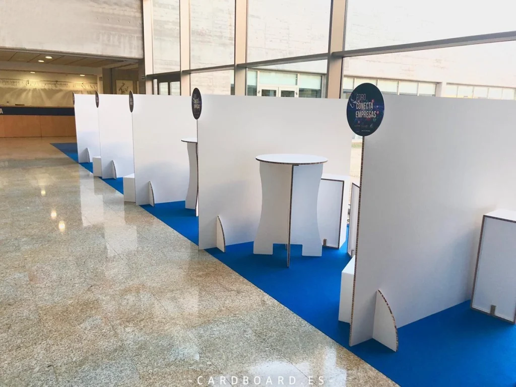 mobiliario-de-cartón-para-evento-de-emprendedores-ecológicos