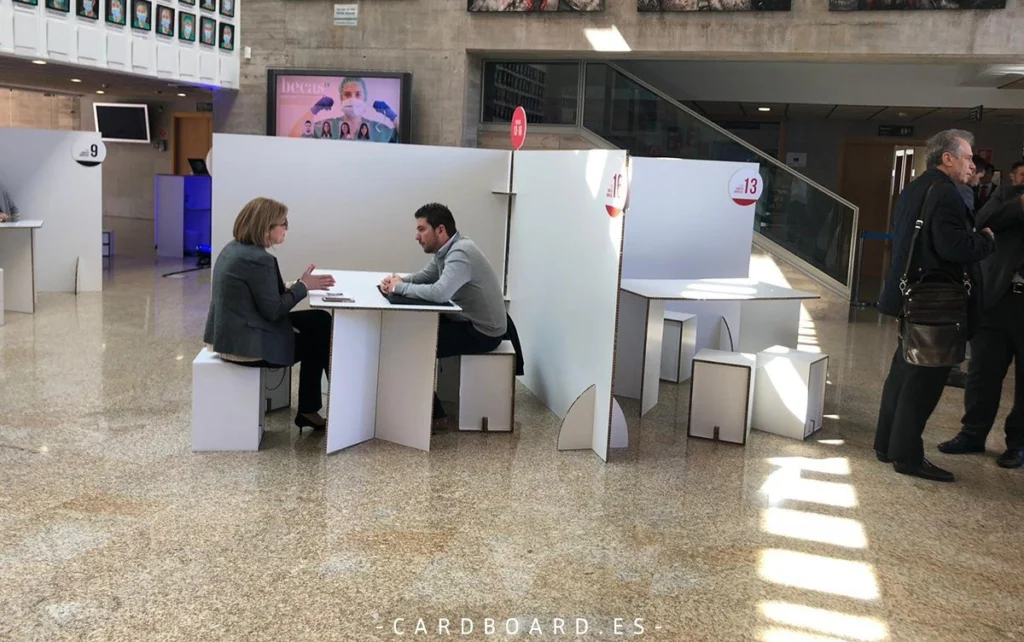 mobiliario-de-cartón-para-evento-de-emprendedores-facil-montaje-madrid