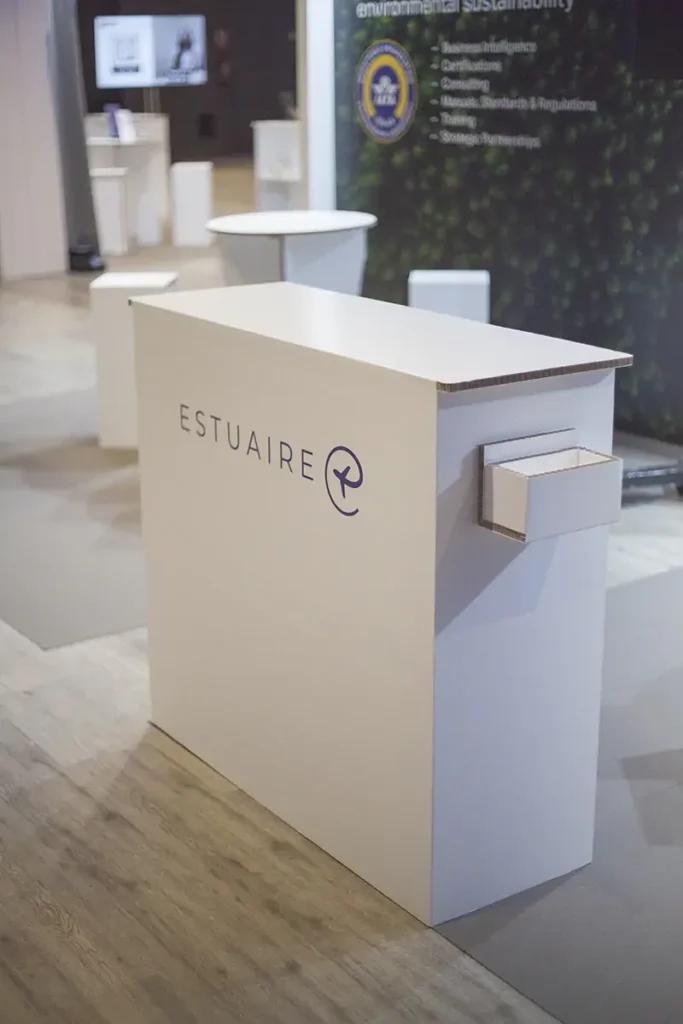 Mostrador de cartón resistente y modular para ferias y eventos en Madrid, diseño personalizado y fácil de montar.