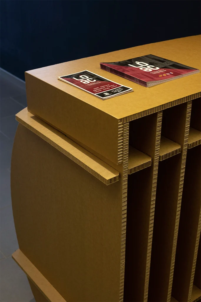 Primer plano del mostrador paramétrico de cartón con folletos en su superficie