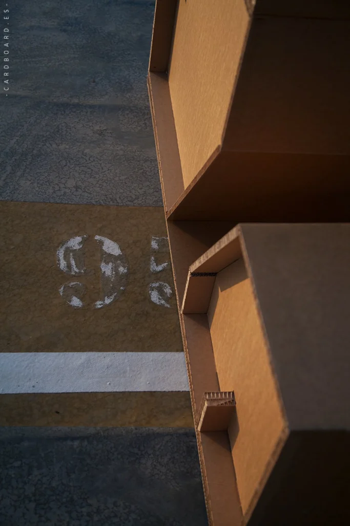 Mostrador de cartón Dos Alturas con diseño ecológico en acabado kraft para ferias y exposiciones