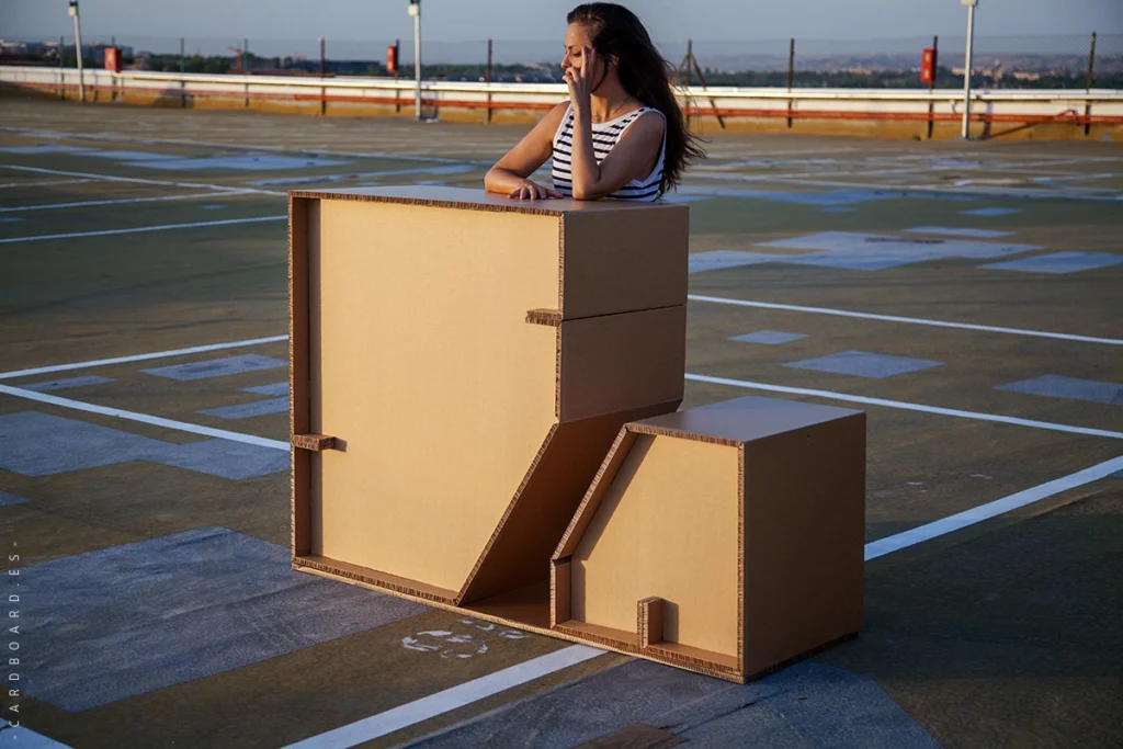 Mostrador de cartón Dos Alturas de Cardboard en exteriores: diseño exclusivo en dos niveles con cartón ecológico resistente