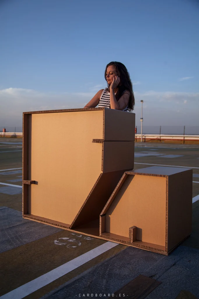 Mostrador de cartón Dos Alturas de Cardboard en espacio exterior, mostrando su estructura en dos niveles y diseño en cartón.