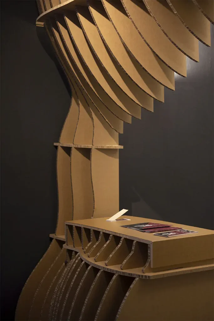 Mostrador paramétrico de cartón con diseño curvado, ideal para stands de ferias, exposiciones y eventos sostenibles en Madrid