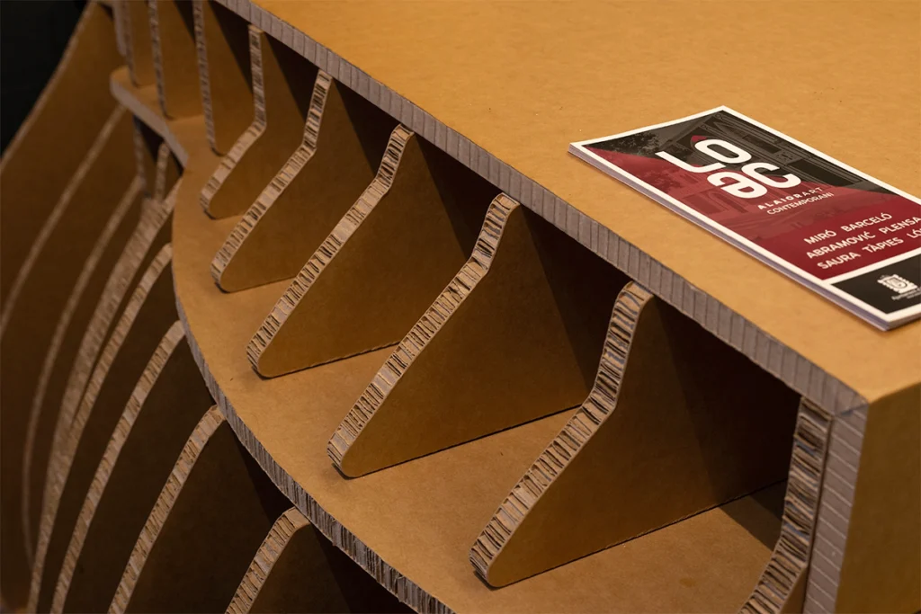 Mostrador paramétrico de cartón en instalación interior