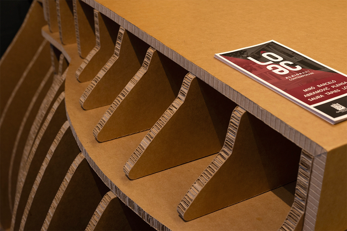 Mostrador paramétrico de cartón en instalación interior