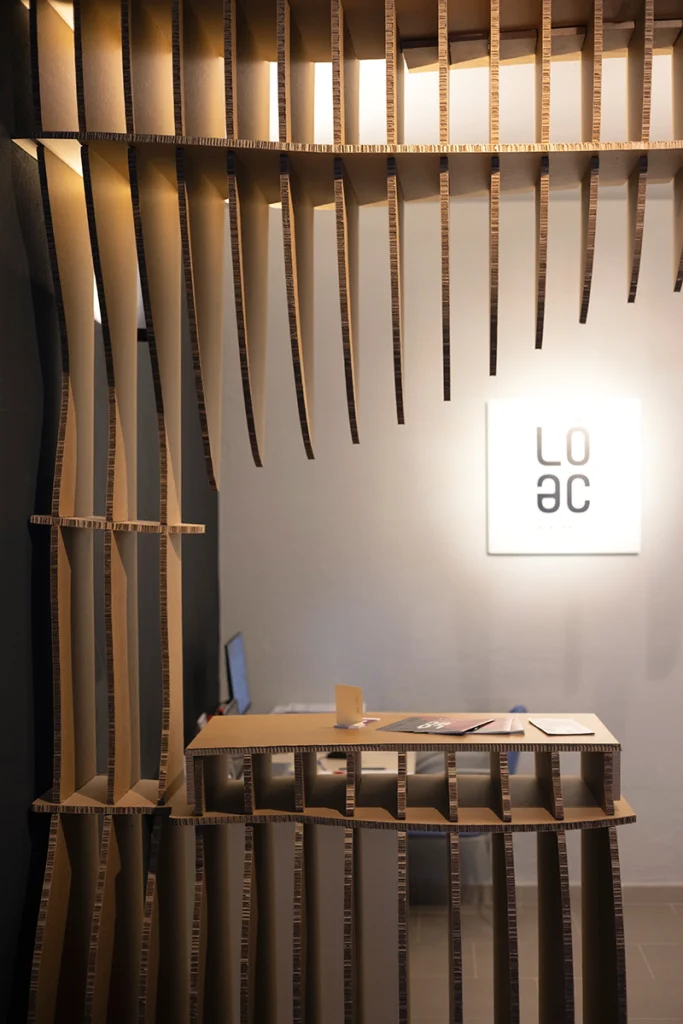 Mostrador paramétrico de cartón para espacio expositivo con diseño orgánico