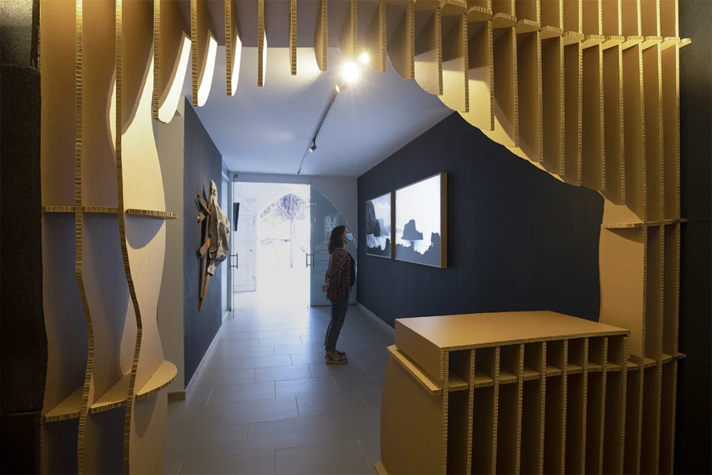 Mostrador paramétrico de cartón diseñado a medida para eventos y exposiciones