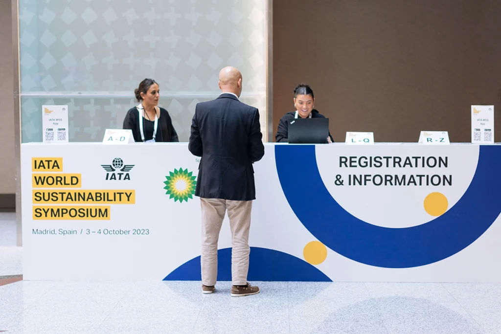 Mostrador de cartón para recepción con impresión personalizada para evento corporativo