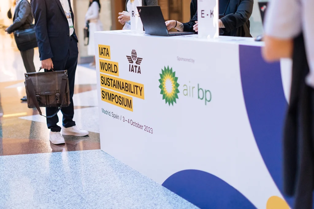 Gráfica personalizada en la parte frontal del mostrador de cartón para recepción