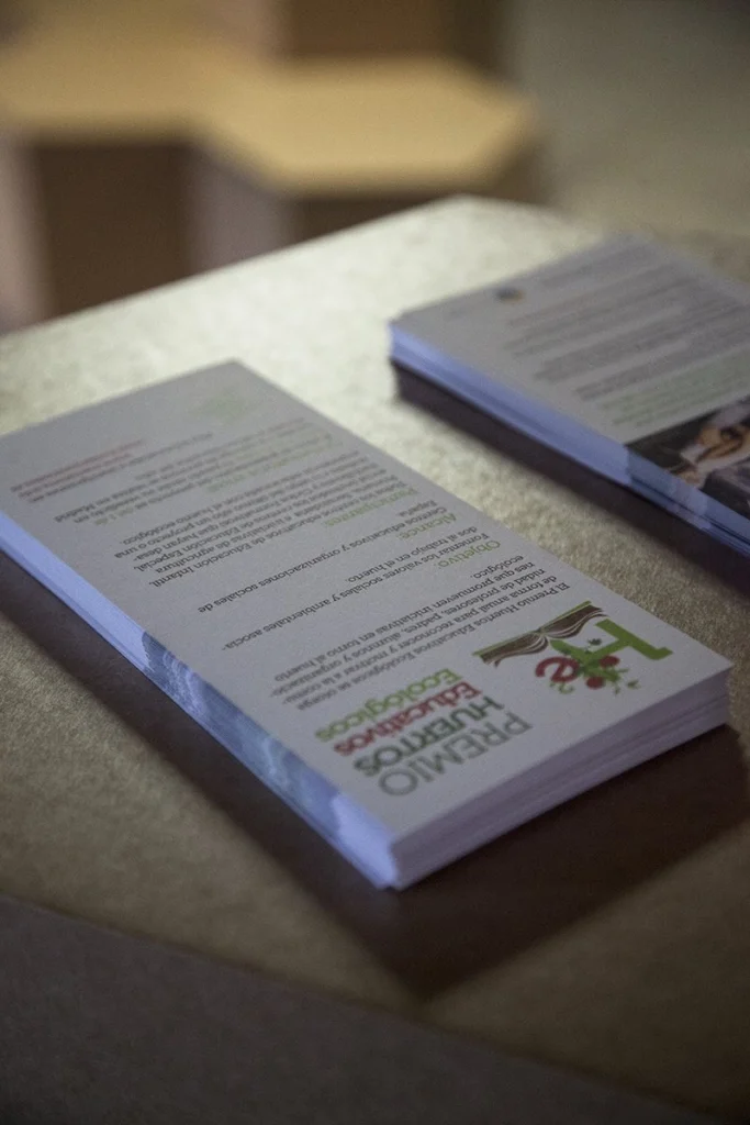 muebles-de-cartón-triodos-bank-taburete-kraft