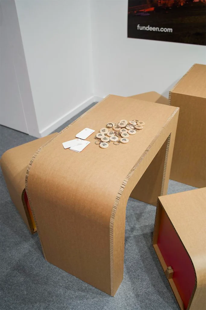 muebles-de-cartón-disenados-a-medida-fundeen-mesas