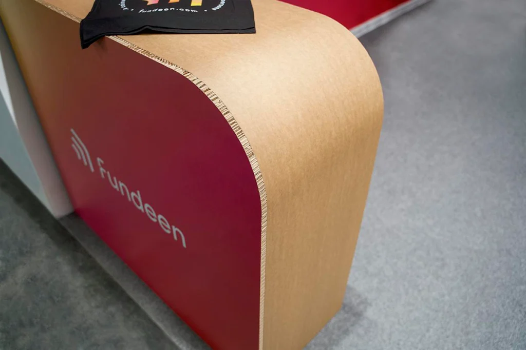 muebles-de-cartón-disenados-a-medida-fundeen-mostrador-curve